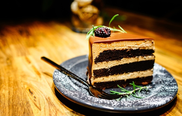 Кусок торта с черникой на тарелке 