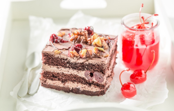 Кусок торта с консервированной вишней