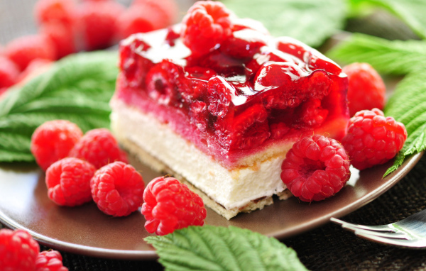 Кусок чизкейка с ягодами малины 