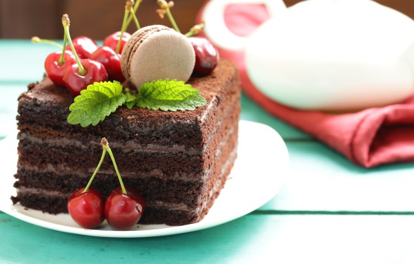 Кусок шоколадного торта с ягодами черешни 