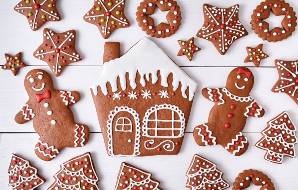 Аппетитное фигурное имбирное печенье с глазурью 