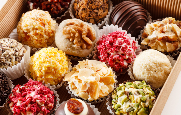 Аппетитные конфеты ассорти в коробке