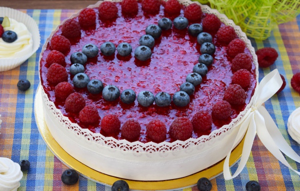 Аппетитный торт с ягодами малины и черники
