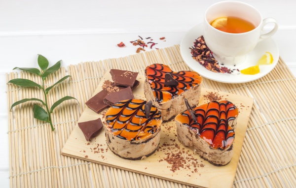 Аппетитные пирожные с чаем на столе