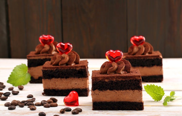 Аппетитные шоколадные пирожные с красными сердечками