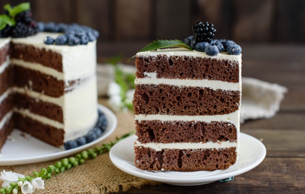 Аппетитный кофейный торт с кремом и ягодами черники и ежевики
