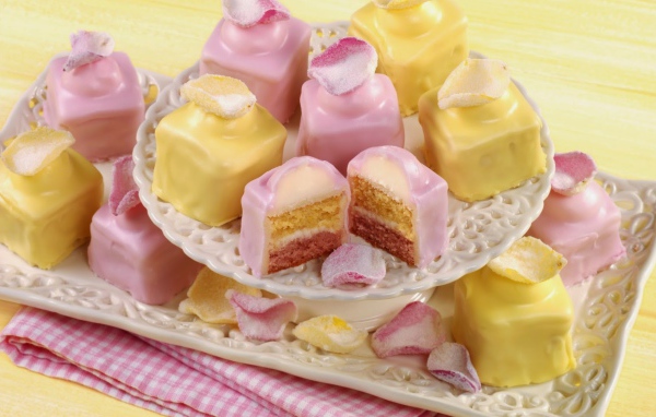 Аппетитное печенье в глазури на столе 