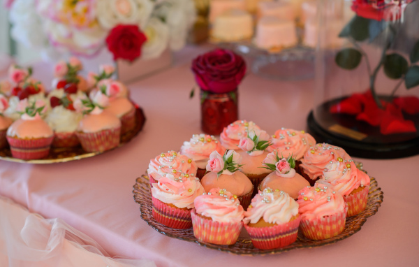 Аппетитные дизайнерские капкейки на столе