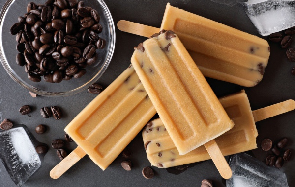 Аппетитное фруктовое мороженое с кофейными зернами