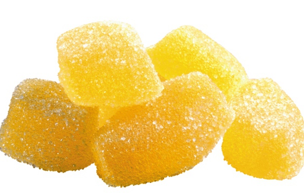 Аппетитный  мармелад в сахаре на белом фоне