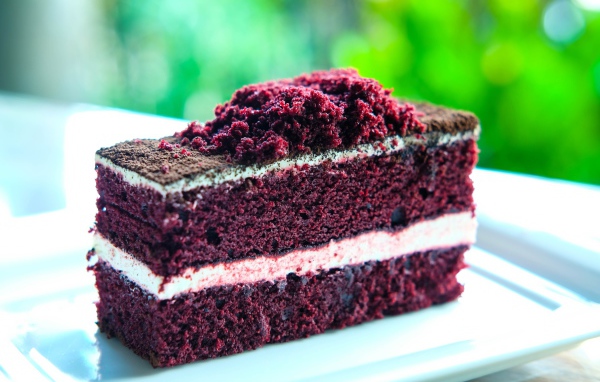 Аппетитный кусок торта с кремом