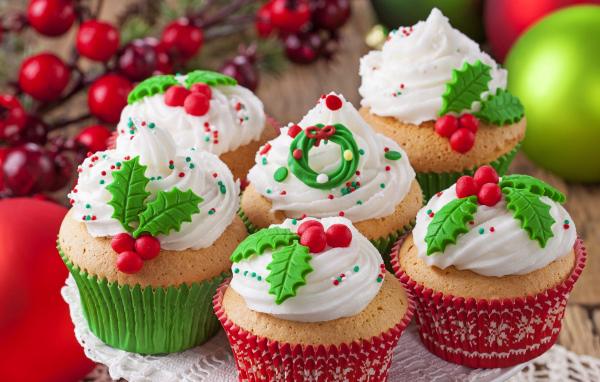 Красивые рождественские кексы с кремом