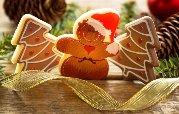 Красивое рождественское печенье с лентой