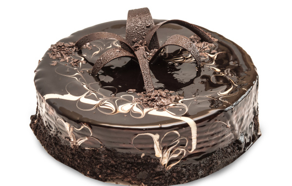Красивый аппетитный шоколадный торт на белом фоне