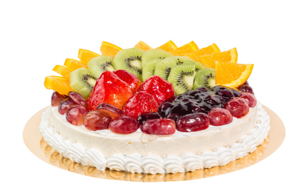 Красивый праздничный торт с ягодами на белом фоне