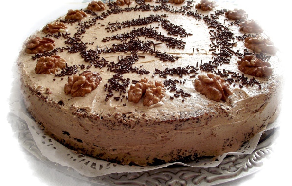 Красивый праздничный торт с грецкими орехами