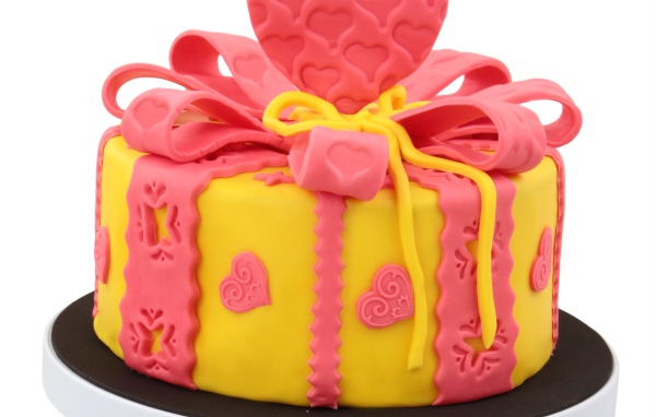 Красивый торт с сердечками из мастики на белом фоне