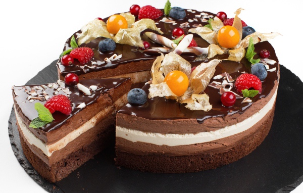 Красивый торт с суфле, шоколадом и ягодами