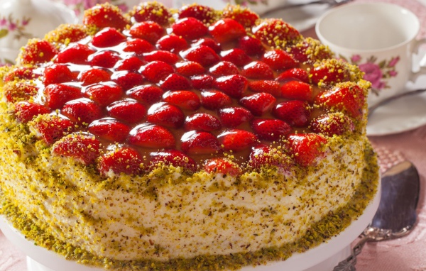 Красивый торт с клубникой 