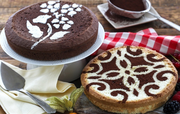 Красивые пироги с рисунком на столе с ягодами