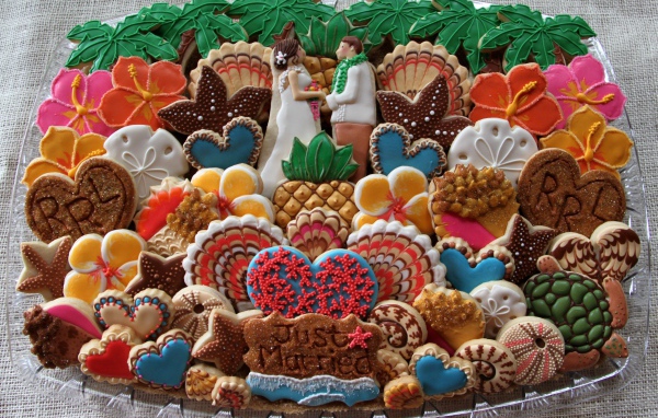 Красивое разноцветное печенье на свадьбу