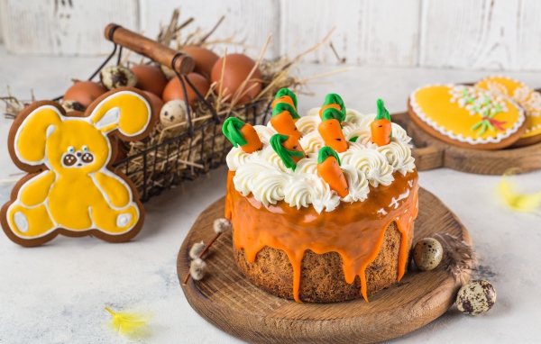 Красивый праздничный кулич с кремом 