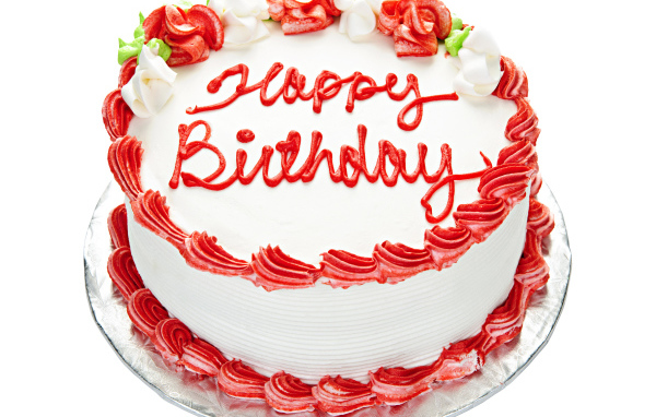 Красивый праздничный торт на день рождения на белом фоне