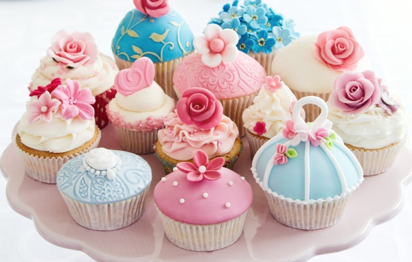 Красивые праздничные маффины с украшениями из мастики