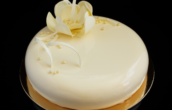 Красивый глянцевый торт с белым цветом