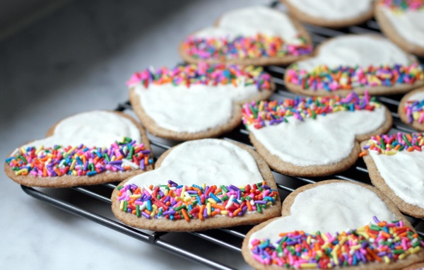 Красивое печенье в форме сердца с сахарной глазурью