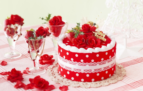 Красивый красный торт с цветами на Рождество 2019