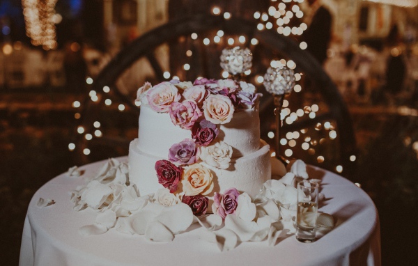 Красивый свадебный торт украшен розами