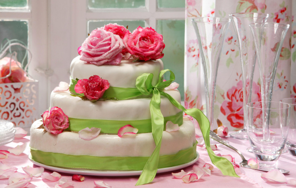 Красивый свадебный торт с розами и лентой
