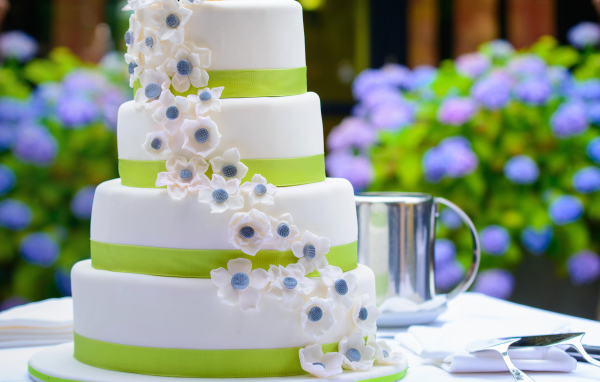 Большой красивый свадебный торт с сахарными цветами