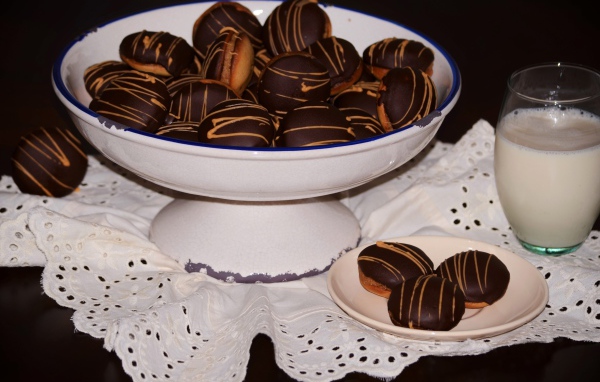 Печенье с шоколадом и молоком на столе