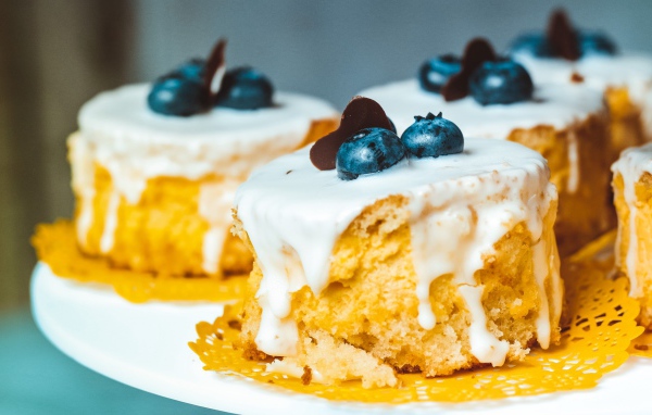 Пирожное в глазури с ягодами черники 