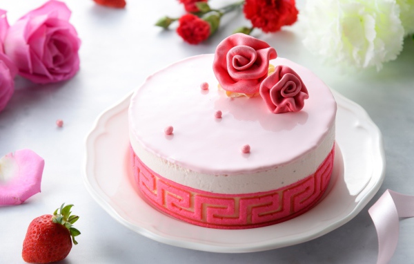 Торт суфле на столе с цветами 