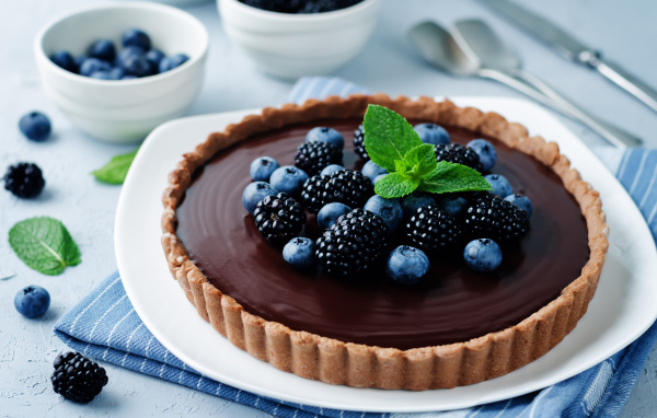 Пирог с шоколадом и ягодами черники и ежевики 