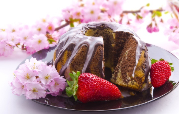Пирог с шоколадом и клубникой на блюде с розовыми цветами