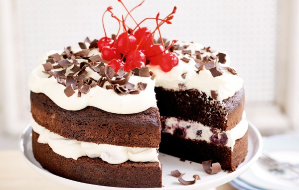 Торт с кремом, шоколадной стружкой и вишнями