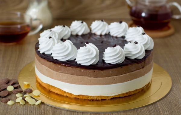 Торт - мусс с шоколадом и безе на столе 