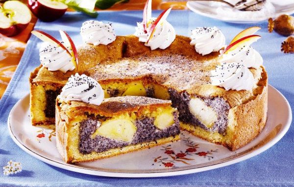 Пирог с маком и яблоками на столе 
