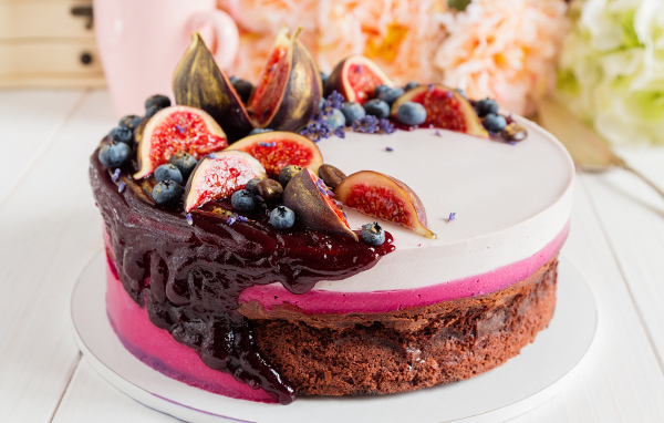 Торт с суфле, джемом, ягодами черники и кусочками инжира