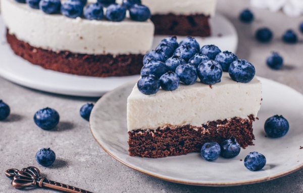 Чизкейк с ягодами черники на тарелке