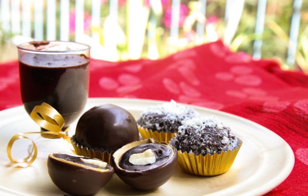 Шоколадные круглые конфеты на белой тарелке 