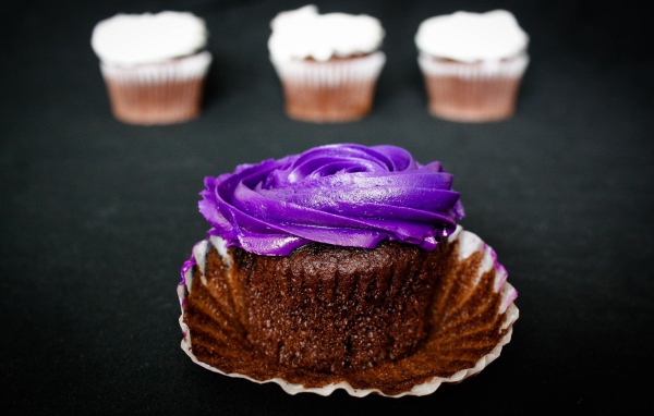 Шоколадный кекс с фиолетовым кремом
