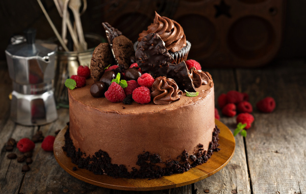 Шоколадный торт со сладостями и ягодами малины
