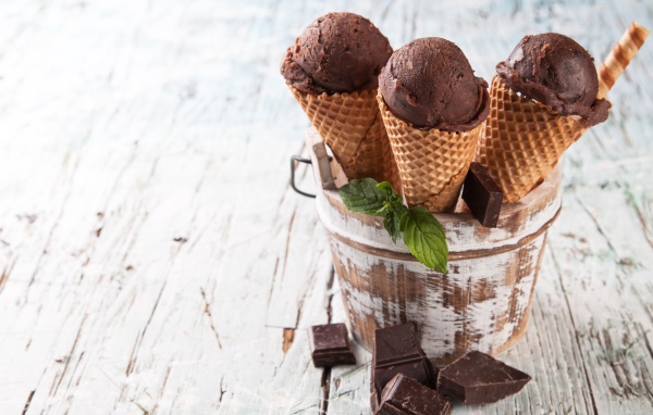 Шоколадное мороженое в вафельном рожке