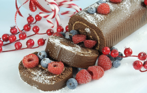 Шоколадный рулет с ягодами малины и черники