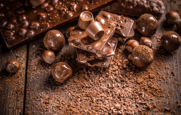 Шоколадные конфеты и плитки молочного шоколада с фундуком 